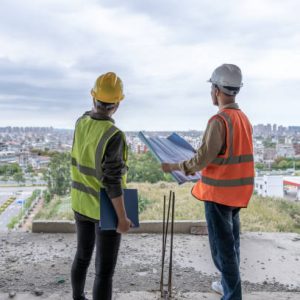 Discussion on urban development by male and female engineers on construction sites